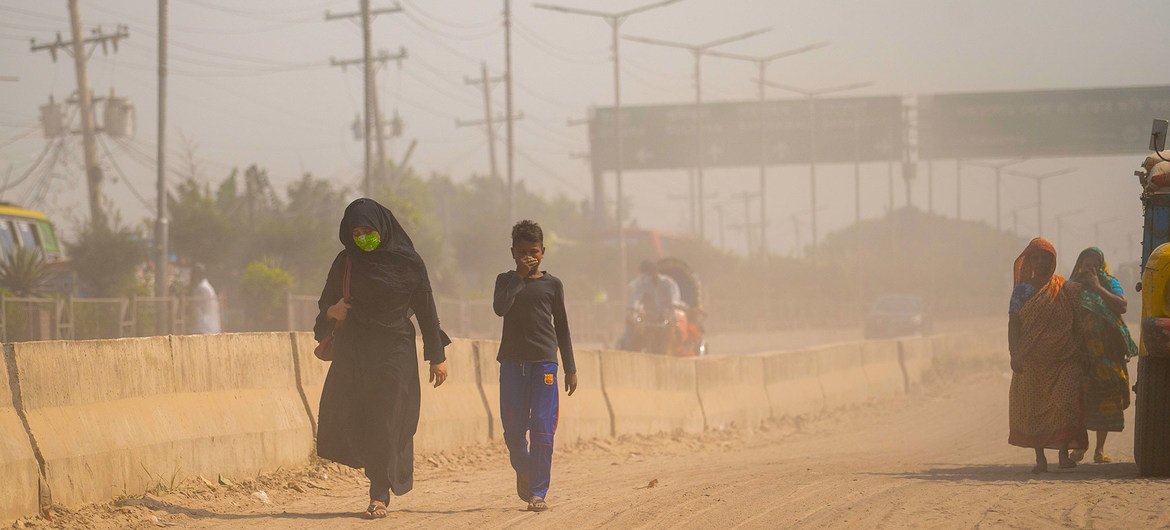 آلودگی هوا در داکا، بنگلادش، منجر به یک سری مشکلات بهداشتی برای ساکنان این شهر شده است.