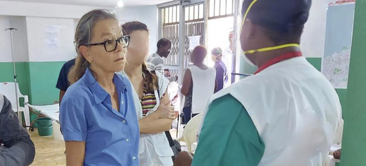 اولریکا ریچاردسون (مرکز)، مقیم و هماهنگ کننده امور بشردوستانه سازمان ملل در هائیتی از یک مرکز درمان وبا در پورتو پرنس بازدید می کند.