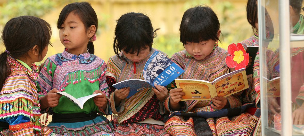 دختران یک جامعه بومی در مدرسه ابتدایی بان فو در ناحیه باک هان در استان دورافتاده لائو کای ویتنام در فضای باز مطالعه می کنند.